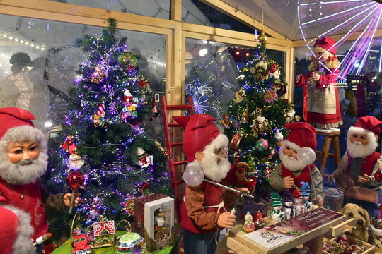 Jarmark Bożonarodzeniowy na rynku w Katowicach. kt&oacute;ry rozpoczął się 22 listopada 2024 w centrum miasta. Katowice, Śląsk, Polska, Europa