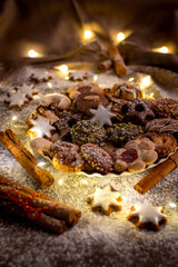 Weihnachtspl&auml;tzchen auf dem gedeckten Tisch