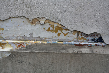 Mur écaillé et traces anciennes de couches de peinture de couleur