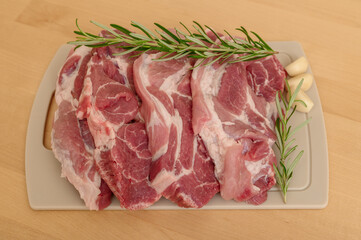 Apetyczne steki z karkówki ze świeżym rozmarynem i czosnkiem, domowa kuchnia przepis babci, 