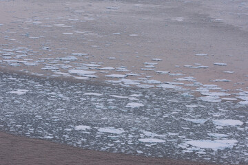 北海道　知床の夕日に染まる流氷