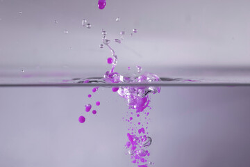 farbe tropfen wasser lila