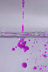 farbe tropfen wasser lila