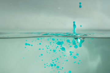 farbe tropfen wasser hellblau blau