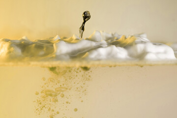 schaum farbe tropfen wasser gelb