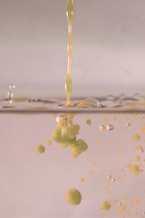 farbe tropfen wasser gelb