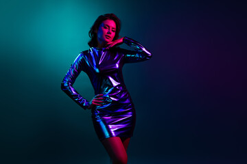 Photo portrait of attractive young woman charming posing dressed stylish party retro clothes isolated on dark background