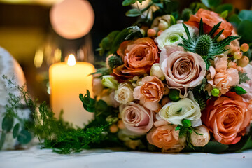 bouquet de fleur de mariée et bougie
