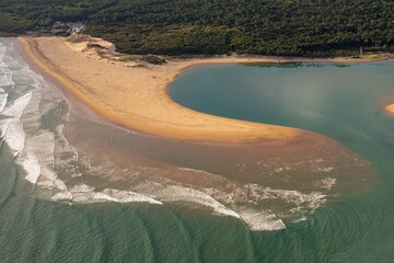 langue de sable dans la mer