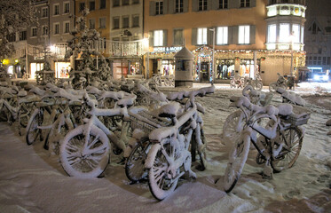Schneebedeckte Fahrräder