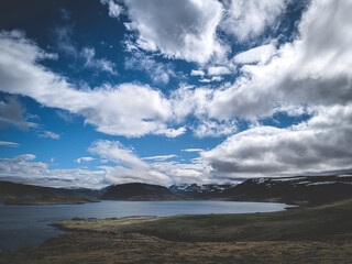 Fototapeta premium Horizons clairs : Lumière et sérénité sur les eaux islandaises