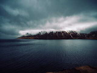 Fjord mystique sous un ciel menaçant