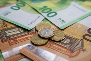 , Deutschland, 23.11.2024,  Detailaufnahme von Euro-Münzen und Banknoten in verschiedenen Werten. Symbolisiert Finanzen, Wirtschaft und europäische Währung.