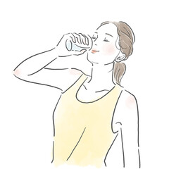 コップの水を飲んでいるタンクトップをきた若い女性の上半身