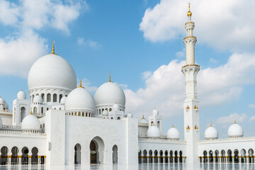 Majestic View of Sheikh Zayed Grand Mosque in Abu Dhabi