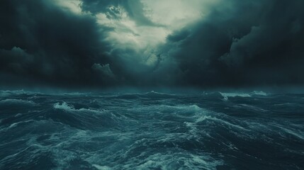 Naklejka premium Sea background with dramatic storm clouds and waves rolling toward the shore, creating a moody atmosphere