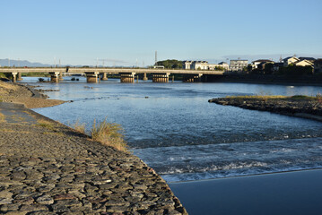 朝の宇治川と宇治橋(京都府宇治市)