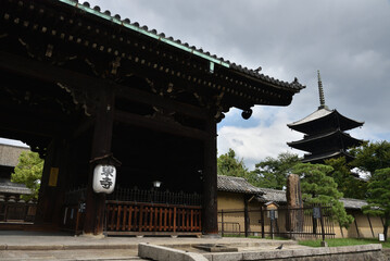 世界遺産　東寺　南大門と五重塔(京都市南区)