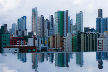Jo&atilde;o Pessoa &eacute; uma cidade costeira pr&oacute;xima da foz do rio Para&iacute;ba, no leste do Brasil. A sua cidade velha &eacute; conhecida pela arquitetura barroca e art nouveau