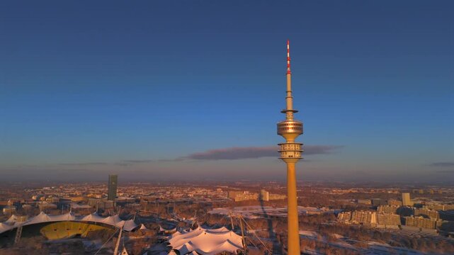 Olympiaturm Historische Sehenswurdigkeit im Olympiapark Munchen, Deutschland Luftaufnahme im Winter. Olympic Tower in Olympic Park, Munich, Germany aerial view in winter in snowy weather. Landmark. 