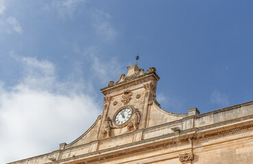 Obraz premium Das&nbsp;Rathaus von Ostuni, bekannt als&nbsp;Palazzo Municipale, ist ein bedeutendes historisches und architektonisches Wahrzeichen im Herzen von Ostuni, Italien. Es dient als Verwaltungszentrum der Stadt und 