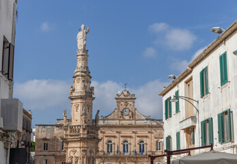 Obraz premium Colonna di Sant'Oronzo in Ostuni, Apulien, Italien. Ein 20 Meter hoher Obelisk, der dem Schutzpatron der Stadt, Sant'Oronzo, gewidmet ist. Er befindet sich auf der Piazza della Libertà, wo auch das R