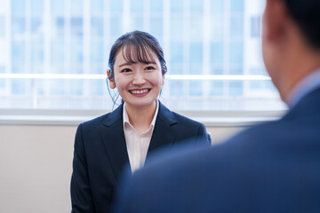 面接で笑顔で話す女性の就活生