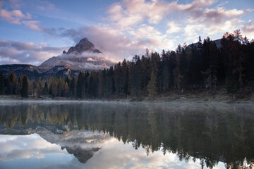 frühmorgens am Lago d'Antorno in den Dolomiten