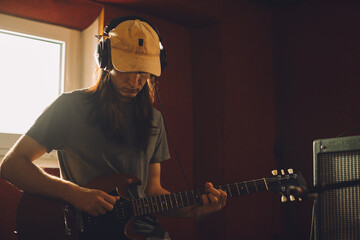 Obraz premium Musician perfecting techniques on an electric guitar