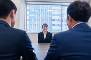 面接で笑顔で話す女性の就活生