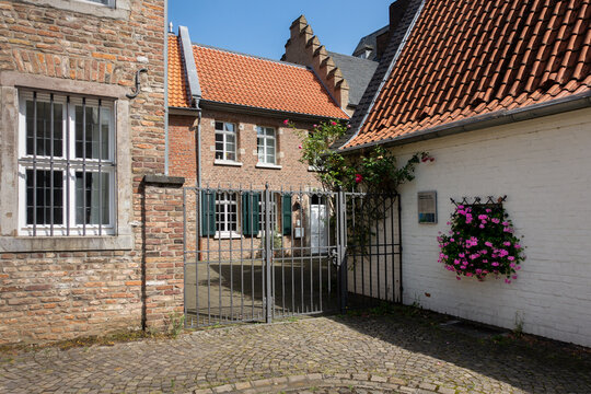 D&uuml;sseldorf, Kaiserswerth, Suitbertus-stiftsplatz