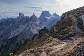 Wanderweg in den Dolomiten, mit Blick auf die Cadini-Gruppe