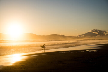 湘南のサーファーとサンセット