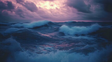 Naklejka premium Stormy ocean waves under a colorful, dramatic sky at sunset.