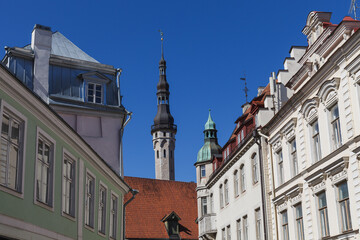 Obraz premium TALLINN, ESTONIA - APRIL 29, 2024: Old town street view of roof tops and tower