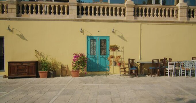 Puerta de casa azul en Chipre