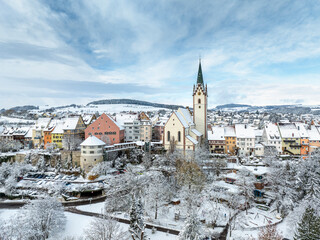 Luftbild von der verschneiten Stadt Engen im Hegau an einem Wintermorgen mit der Kirche Mariä...