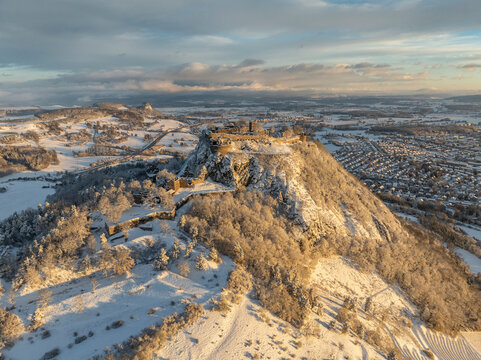 Luftbild vom verschneiten Hegauvulkan Hohentwiel mit Deutschlands gr&ouml;&szlig;ter Burgruine an einem kalten Wintermorgen bei Sonnenaufgang