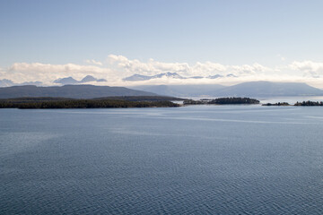 A beautiful blue ocean with mountains in the background