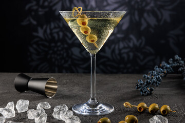 Cocktail eiskalt im Glas mit crushed ice