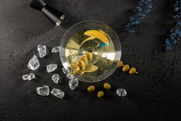 Cocktail eiskalt im Glas mit crushed ice