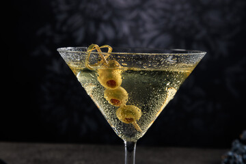 Cocktail eiskalt im Glas mit crushed ice