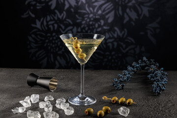 Cocktail eiskalt im Glas mit crushed ice