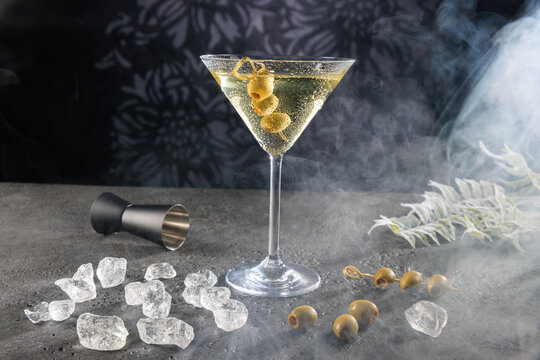 Cocktail eiskalt im Glas mit crushed ice