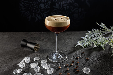 Cocktail eiskalt im Glas mit crushed ice