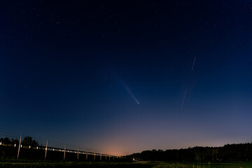A stunning night sky featuring the comet C/2023 A3 (Tsuchinshan-ATLAS) and Starlink satellites...