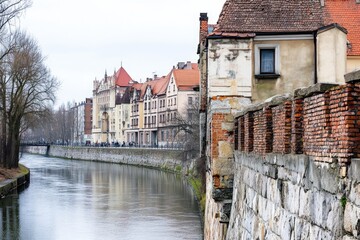 Fototapeta premium A river runs through a city surrounded by tall buildings