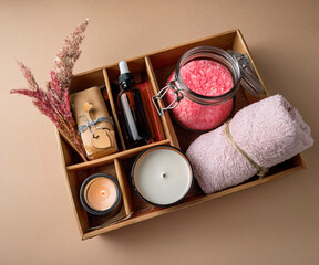 Pink bath salt, soft towel, scented candle, and moisturizing serum – the perfect set for a romantic Valentine’s Day evening. Give yourself and your loved ones a moment of comfort and care.