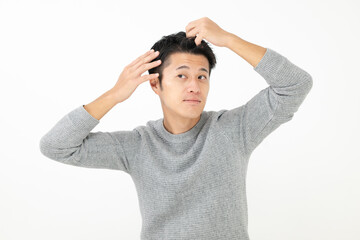 髪を気にする男性