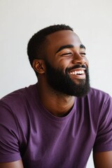 Obraz premium A happy man with a long beard and a purple shirt, perfect for use in advertising or editorial content